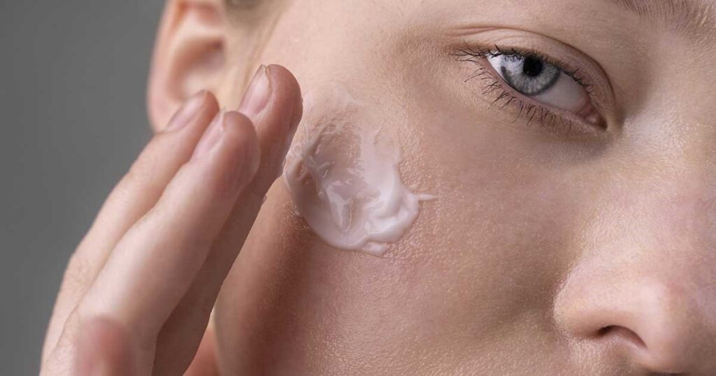 Tẩy da chết và dưỡng ẩm da hỗ trợ kem trị sẹo phát huy tác dụng