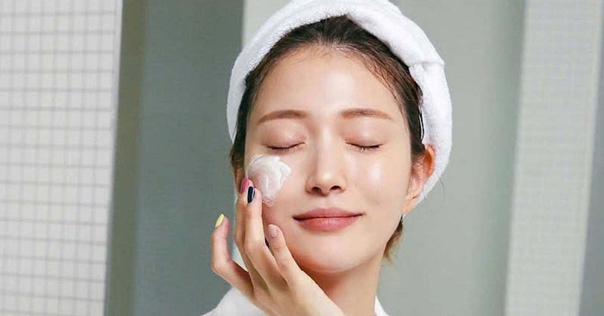 Dưỡng ẩm và chống nắng – bước cơ bản nhất để chống lão hóa da